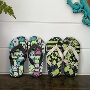 Old Navy Boy Flip flops, Set of 2, Good used condition, Skull & Dinosaur pattern